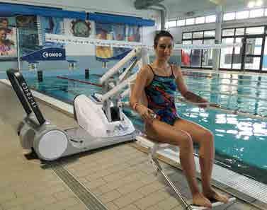 En mobil lyft, som underlättar för personer med funktionsnedsättning att ta sig till och från simbassängen och smidigt, lätt och säkert kan sänkas ner och lyftas upp.