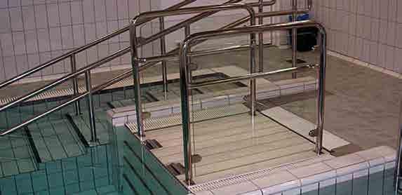 Lyftplan Malmsten är ett hjälpmedel för att förbättra tillgängligheten till simanläggningen. 1810002 Trappa för person med funktionsvariation.
