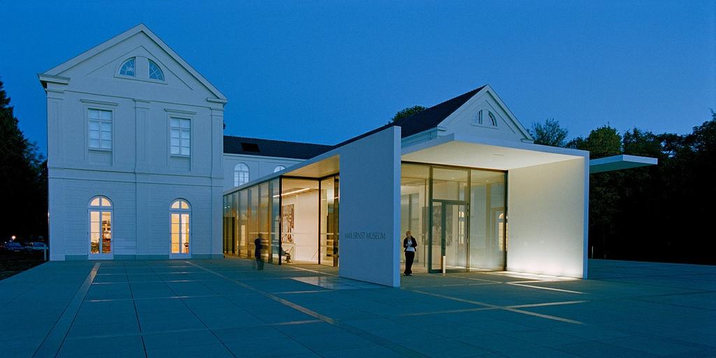 Max-Ernst-museet Arkitekt: Architektenarbeitsgemeinschaft Van den Valentyn Architektur, smo Architektur, Köln Ljusplanerare: Licht Kunst Licht, Bonn/Berlin Fotograf: Alexandra Lechner, Darmstadt