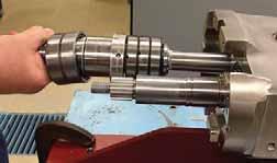 OBS: En hydraulisk press kan behövas för att demontera axlarna. Bild 145 Knacka loss drivaxeln ur växellådan 4.