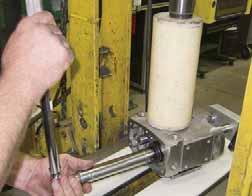 Placera pumpen i en press (eller använd C-klampar) för att hålla fast den, och momentdra sedan låsmuttern