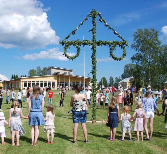 Juni Söndag 3/6 11.00 Gudstjänst - Hands up and hands out! Talare: Gustav Jacobsson, Compassion. Sång och dans med Afrikanskt tema. Barnpassning. Måndag 4/6 Lördag 9/6 19.00 KRIK 19.