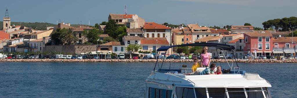 Camargue Hyr Kanalbåt i vackra Camargue Bara ett stenkast från Medelhavet kan du från din flodbåt uppleva Canal du Rhône à Sète ochcamargueregionens spännande kanaler.