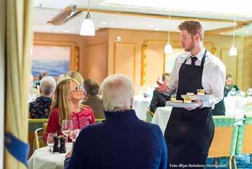 När vi har checkat in på fartyget äter vi god lunch innan vi bekantar oss med vårt MS Finnmarkens alla faciliteter.