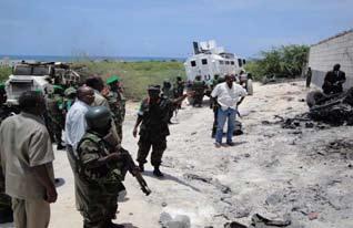 BURUNDO Hejmen en ĉerko Post atako en februaro, kiam pereis 11 soldatoj burundaj, mortis en septembro en Somalio pliaj 21 pactrupanoj de la Afrika Unio (AMI- SOM).