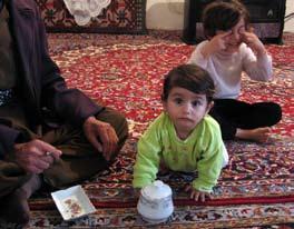Ekzemple, la skribmaniero de dekstre unicef iran maldekstren, komencante per kio al latinliteruloj estas la lasta kajerpaĝo, la televidaj programoj, vizito en Maŝhad al la tombo de Imamo Reza, manĝoj