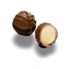 Chokladen importeras från länder som Ecuador, Venezuela och Elfenbenskusten. Bourbon vaniljen från öarna i Indiska oceanen och sötmandlarna från Mallorca.
