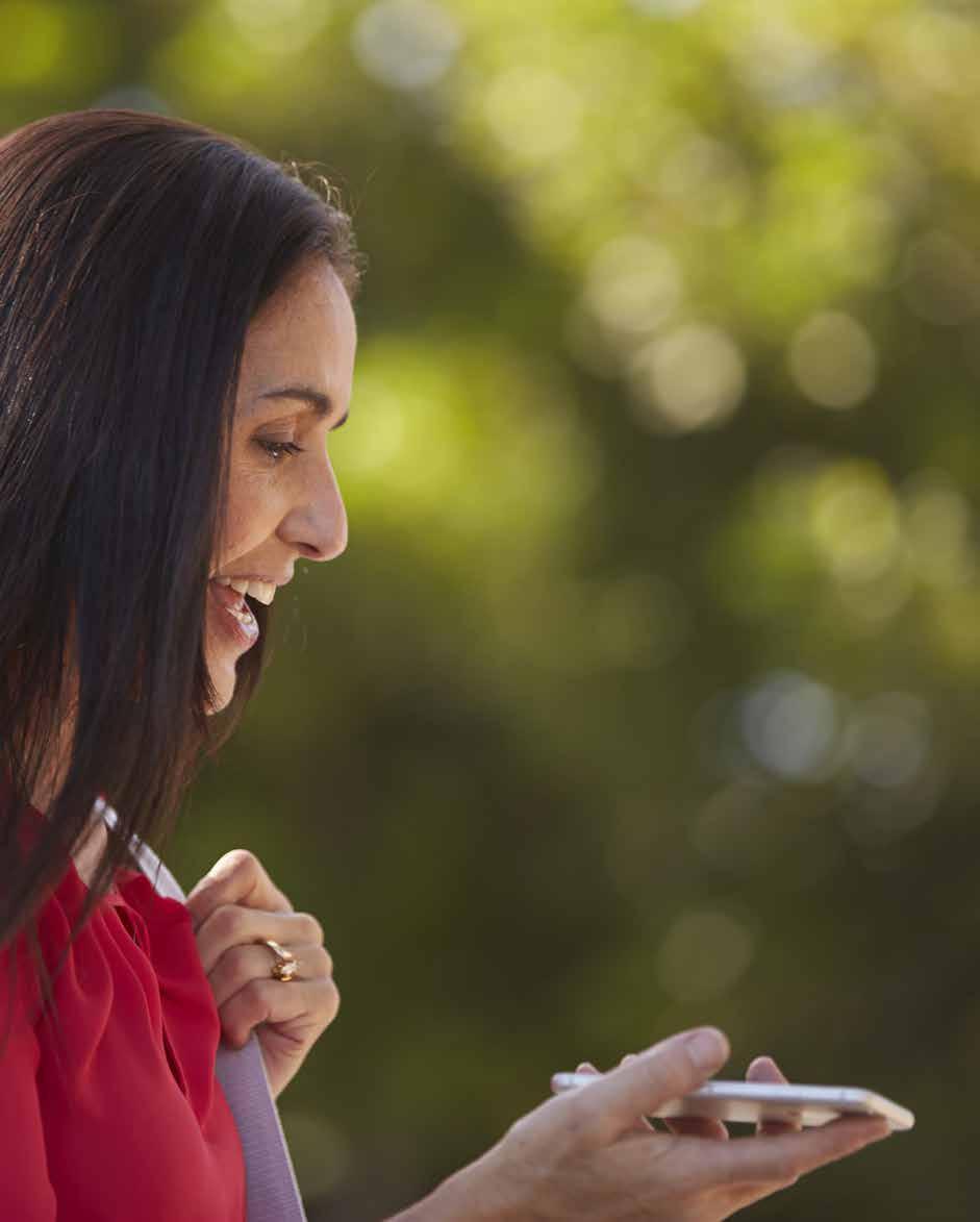 Ring telefon- eller videosamtal till nära och kära. Hör instruktionerna från dina fitnessappar när du tränar. Inget kabeltrassel och inga extra apparater att bära runt halsen.
