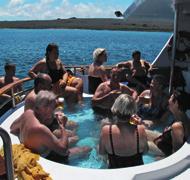 En svensk färdledare från PolarQuest och två erfarna nationalparksguider på Galapagos samt en lokalguide i Cuenca. Föreläsningar ombord och guidade vandringar iland.