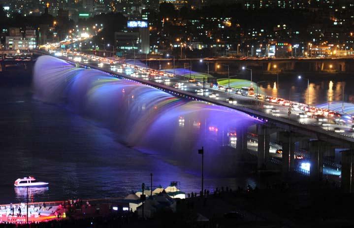 Färgkaskader i Seoul City Banpo-bron i Seoul har blivit känd som regnbågsfontänen pga dess belysning med 600 färgskiftningar som är en imponerande syn på kvällen.