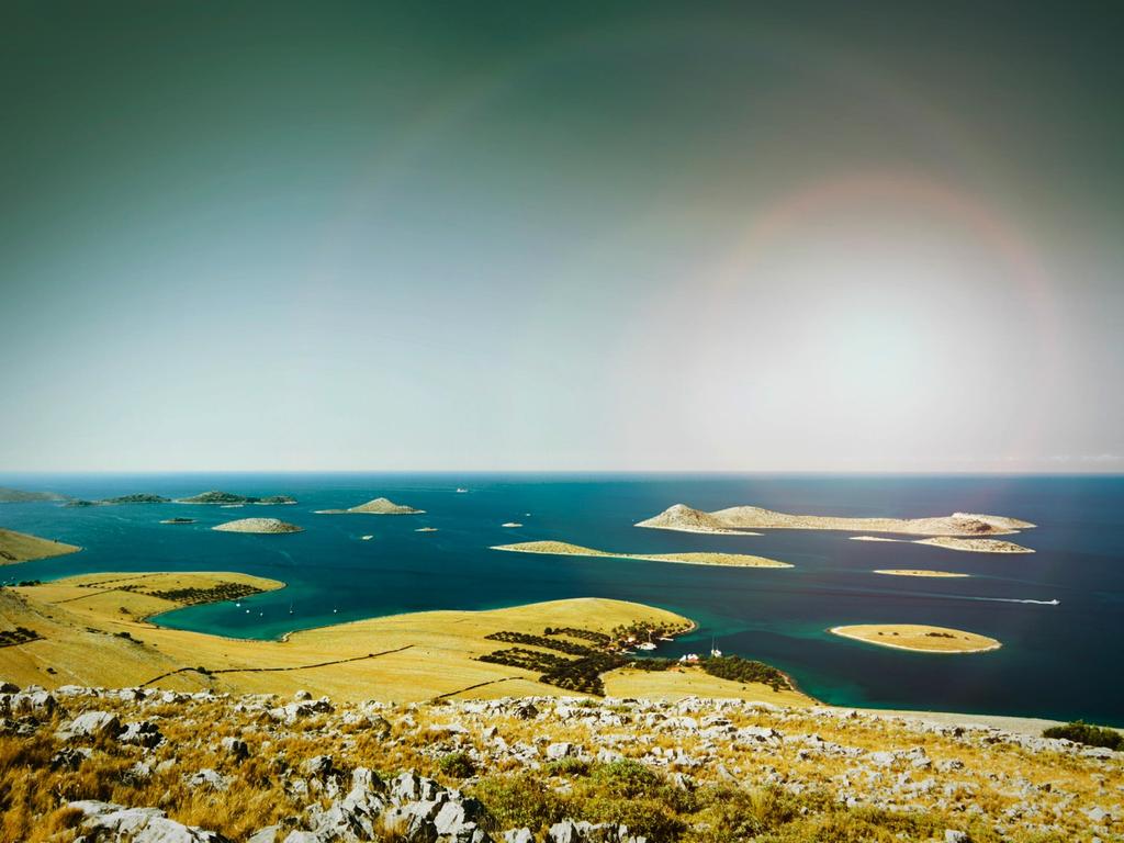 - Dalma'en vid Adria'ska havet i Kroa'en - UNESCO världsarv - Tvåtusenårig vintradi'on med lämningar från romarna - Hav, vind och