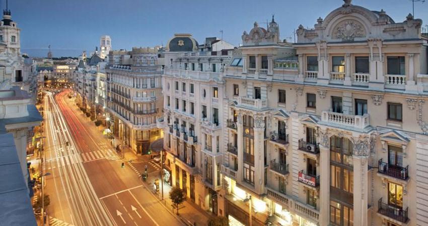 Logi Hotell Villa de la Reina **** Gran Vía, 22, 28013 Madrid Detta boutiquehotell ligger i en omsorgsfullt renoverad byggnad från 1800-talet, mitt i Madrids livliga centrum.
