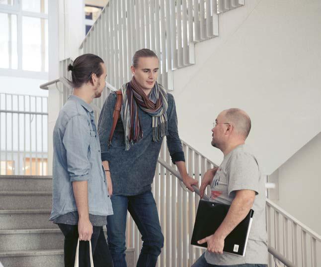 Eller att Sverige tillhör de länder i världen som satsar mest på skolan och att vi har relativt små klasser. Vidare hör lärarna till den grupp vars löner ökar mest.