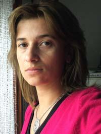 com Cromatică Brumate, zac pe cărare, frunzele toamnei tăcute, încremenită şi ea de mirare, privind peste cârdul de ciute, splendoarea culorilor sale; Un roşu de sânge sălbatic, pe aurul frunzei