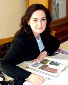 Ea, dărâmător al culoarului, În tandem cu circul piemontez, Piloteaza raze de soare... De fapt, raze de ploaie, Poluând mediul carceral Cu vacuole ieftine, murdare.