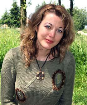 o posibilă Apocalipsă, rostită în fapte de către o bătrână, ce dorea arderea noastră, în plin martie. Cod peste cod, poezia devine muzică, iar visul până ce devine istorie, tot vis.