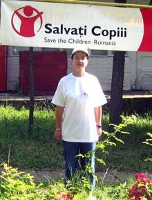O lebădă şi-un balerin, S-au cunoscut sub cer senin, O viaţă-ntreagă s-au iubit, Dar valul rău i-a despărţit, O viaţă-ntreagă au valsat, Ea pe un val, el pe uscat.