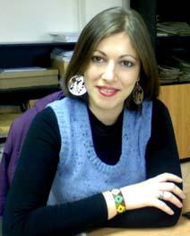 Vânt şuierând printre stâlpi metalici afoni, lovindu-se de sticla securizată. Apăsare uşoară pe clapele sufletului uitat deschis.