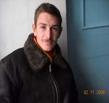sunt beată de cuvinte prea mult anestezic şi dramatism strică sensul cuvintelor şi în mine se zbate un noi aform/ părul meu creţ îl ascunde/ îmi vine să rând, să zdrobesc şi să scuip acel noi ştii ce