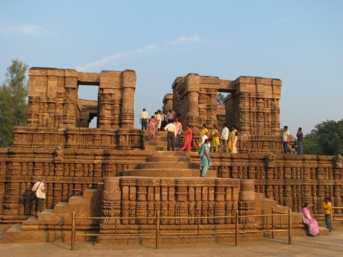 Delar av soltemplet i Konark - Foto; Swed-Asia Travels DAG 14. 11/12 BHUBANESHWAR - FLYG FRÅN BHUBANESHWAR TILL DELHI Flyg till New Delhi, transfer till hotell där vi förberedelser nästa dags hemresa.