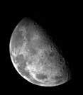 Uppgiften bygger på resonemang kring månen, månens storlek och avstånd till jorden samt faser.