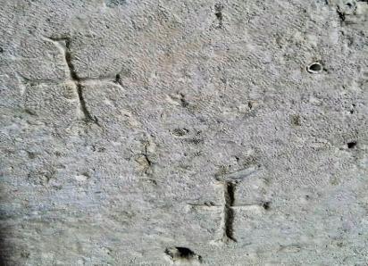 Fragmenten hittades inarbetade i vägarna av Sankt Domnius kapellet där baksidan med de bearbetade motiven endast var synlig (Piteša 2012