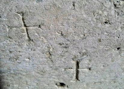 Fragmenten hittades inarbetade i vägarna av Sankt Domnius kapellet där baksidan med de bearbetade motiven endast var synlig (Piteša 2012