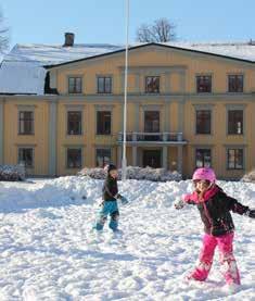 Både utemiljön och innergården bakom Stora Vågen är ytor som bör förstärkas med åtgärder som lyfter dess