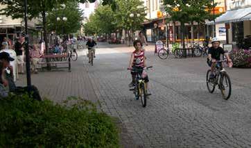 Känslan av en plats kommer skapas genom att höja gatunivån till samma nivå som torg och trottoarer.