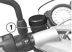z Underhåll Kontrollera kopplingsvätskenivån på behållaren 1. Vid slitage på kopplingen stiger vätskenivån i kopplingsvätskebehållaren.