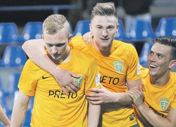 www.sport.sk FUTBAL 17 LUKÁŠ ČMELÍK pripravený dodržiavať pravidlá, slabiny ho odstavili na dva týždne Lukáš Čmelík (vľavo) je ďalší hráč, ktorý v zime opustil rady MŠK Žilina.