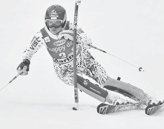 Pochopiteľne, že naše duo Petra Vlhová a Veronika Velez- Zuzulová stihlo nástrahy prvého kola ešte za relatívne dobrých podmienok absolvovať.