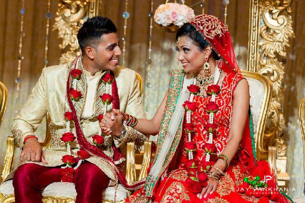 Äktenskapet För en hindu utgör äktenskapet den mest betydelsefulla livsriten. Enligt hinduisk tradition är det viktigt för en kvinna att bli gift. Äktenskapet arrangeras i regel av föräldrarna.
