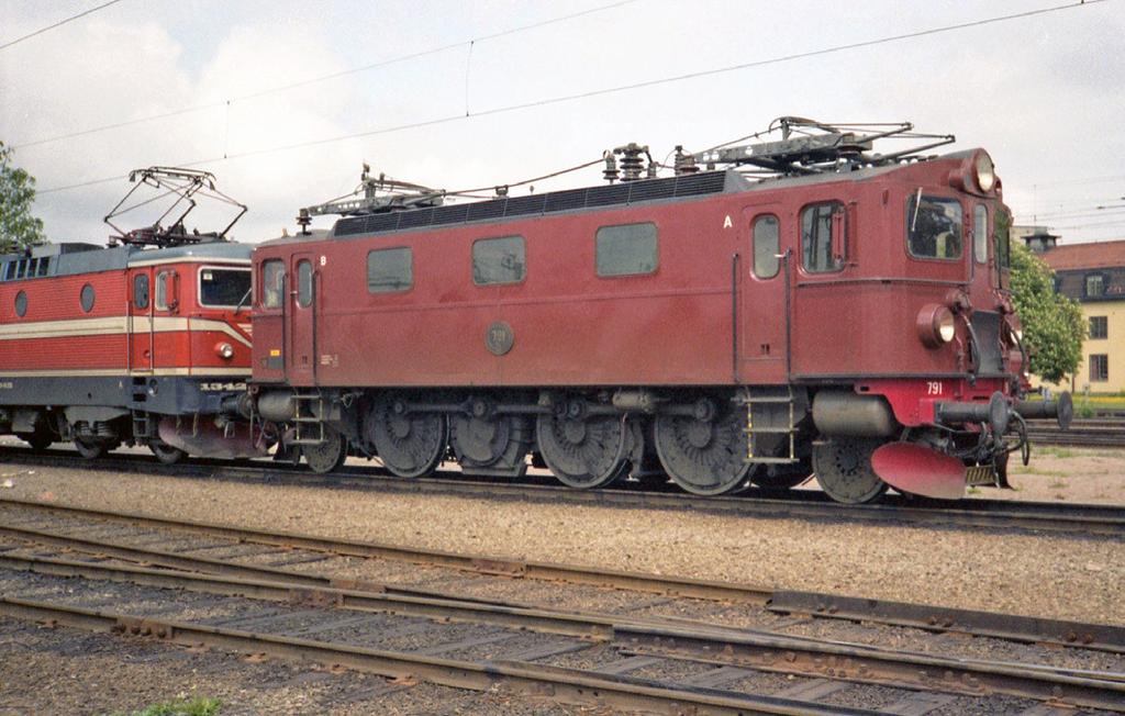 Da 791 med nymålad korg i Hagalund 1984-05-30. Da 896 står och väntar i Älvsjö 1995-11-21 på att köra insatståg med B6-vagnar.