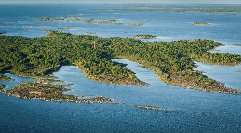 Ekosystemtyper Ekosystemen indelas i olika typer beroende på deras naturliga egenskaper. Vid analys av ekosystemtjänster ingår också semi-naturliga områden.