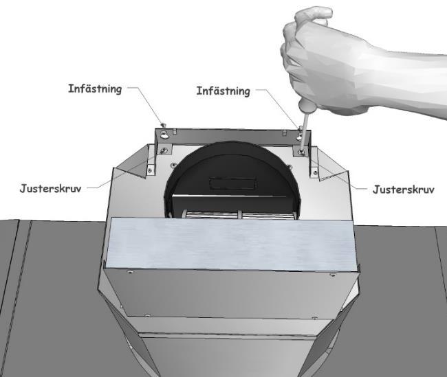 Skruva fast trumsatsen i ventilationskanalen med den ena