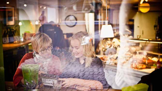 SE & GÖRA SHOPPA & STROSA I CENTRUM Inte som alla andra. Visst blir du lite gladare och mer köpsugen när du möts av ett varmt leende och ett erbjudande om hjälp att hitta vad du söker?