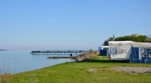 STRANDLIV, GRÖNSKA OCH LAGOM MYCKET HÅLL I GÅNG Tredenborgs camping ÖVERNATTA ACCOMMODATION UNTERKÜNFTE Tredenborgs camping ligger några få steg från strand och badbrygga.