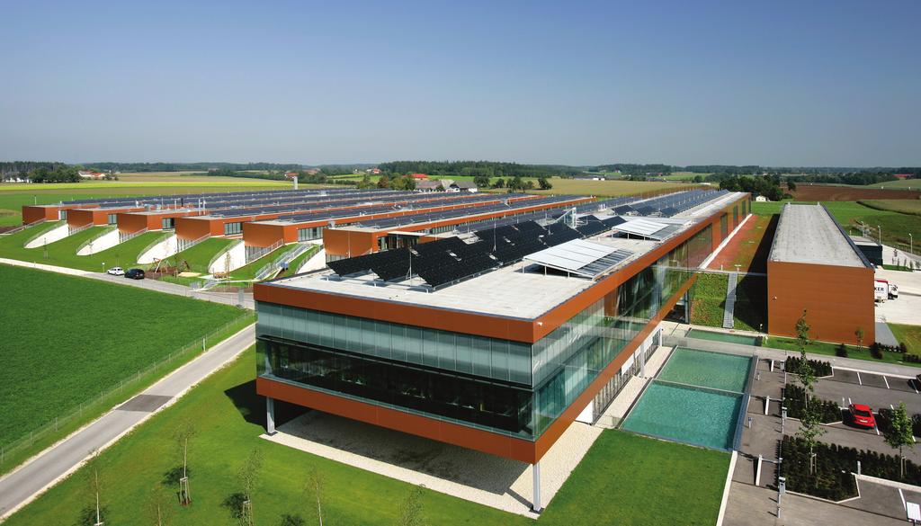 Fronius: Har visat vägen i över 70 år. Anläggningen i Sattledt i Österrike. KVALITET OCH INNOVATION ÄR EN FAMILJETRADITION Affärsområdet för solenergi har varit verksamt inom fotovoltaik sedan 1992.