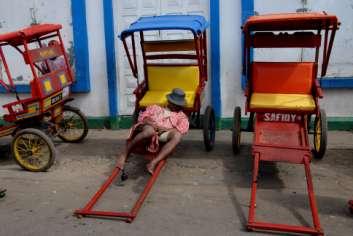 Dag 6 Antsirabe: Stadsrundtur - Ranomafana Efter frukost åker vi ut med så kallade pousse-pousse, handdragna rickshaws som finns i flera städer i Madagaskar.