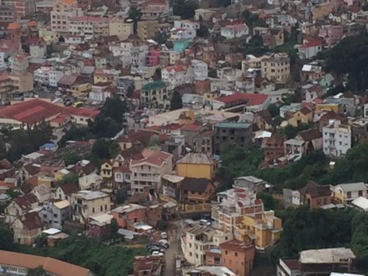 fredag 14/9 Upptäcktsfärd i Antananarivo (f, l, m) Sov ut denna morgon och så möter vi upp vid lunchtid. Vi äter en god lunch med utsikt över centrum i en av världens sötaste huvudstäder.