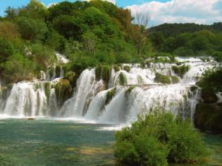 21. Šibenik P litvicka Jezera består av 16 s ammanlänkade sjöar mellan bergen Mala Kapela och Plješeblev v ica. Tack vare sin skönhet s jöarna med omgivande skogar n ationalpark 1949.