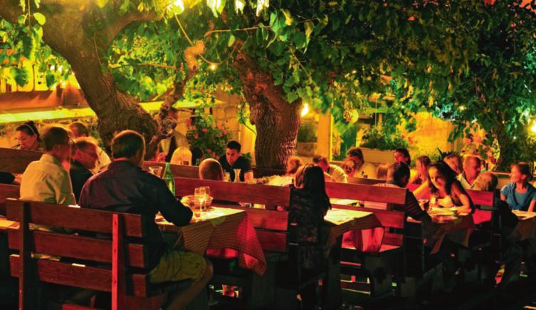 MAT OCH DRYCK 38. Hög klass på Jeny 39. Restaurang Marina R estaurang Jeny hittar du i den gamla d elen av Tucepi, i en stilla atmosfär med e n magnifik utsikt över havet och öarna u tanför.