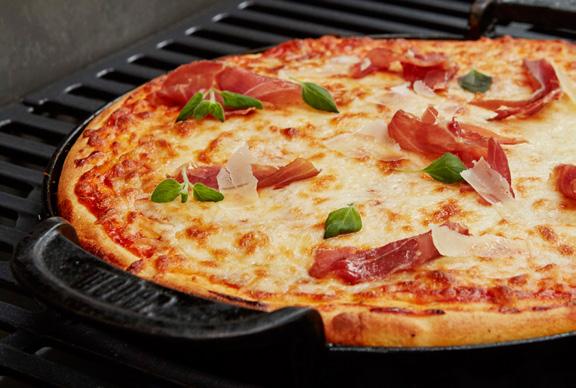 Camping och grillning hör ihop DEEP PAN PIZZA En pizza med fyllning och knaprig skorpa 2 3 personer Ingredienser (2 pizzor) 25 g jäst 200 g italienskt vetemjöl (Tipo 00) 200 g durumvetemjöl 3 dl