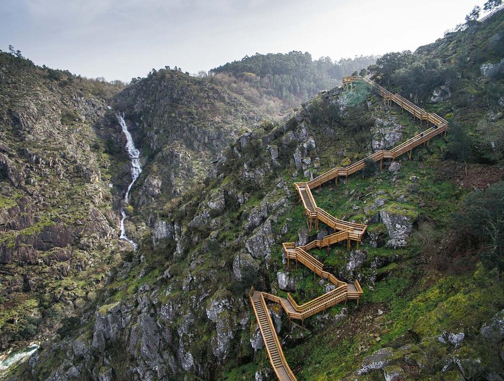 fotot Nelson Garrido VINDLANDE I KÄNSLIG NATUR Aveiro, Portugal Inte långt från Porto, 1,5 timme med bil, längs den västra stranden av floden Paiva har en 8,7 kilometer lång vandringsled i trä