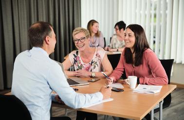 De klassiska semesterveckorna arbetar uppemot etthundra personer på apelviken.se En vanlig sommardag bor det omkring 2.500 gäster på apelviken.se och under ett år nås strax under 200.000 gästnätter.