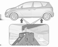 Variant 1: Sätt hjulnyckeln på plats och se till att den sitter ordentligt. Lossa sedan varje hjulbult ett halvt varv. Variant 2: Fäll ut hjulnyckeln, fäst den och se till att den sitter ordentligt.