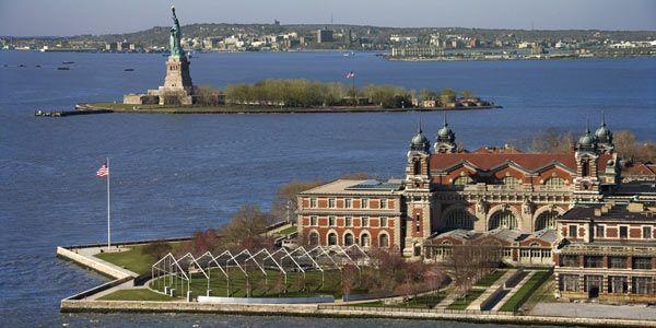 Ellis Island Mellan 1892 och 1954 strömmade mer än tolv miljoner människor genom Ellis Islands ekande salar, allra flest under detta sekels två första decennier.