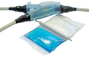 en gummipackning i en U-profil i plast. Blandning sker i oöppnad förpackning. Gelen kan även levereras i flaskor med tillhörande bägare för dosering och blandning.