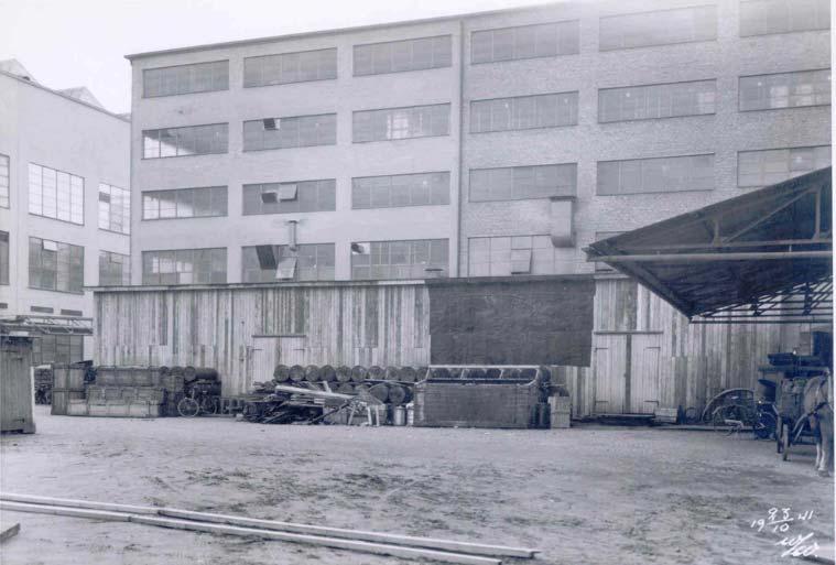 Byggnaden i bakgrunden är Hus 2 del av f.d. stora fabriken.